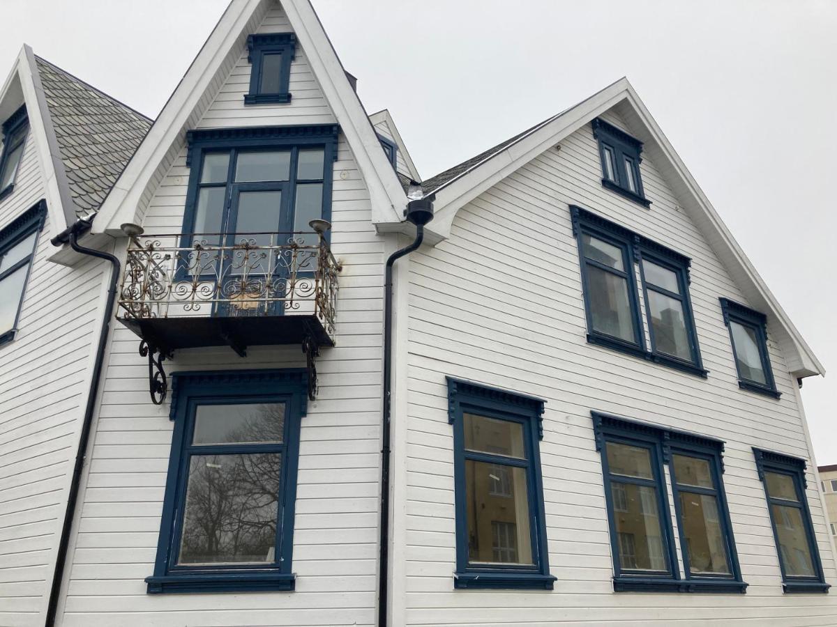 Downtown Historical House With Renovated Apartments Ålesund Exterior foto